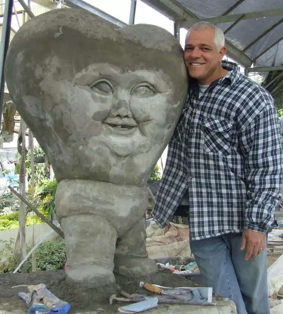 אודות - מאיר טרוסמן עם פסל מפרי יצירתו