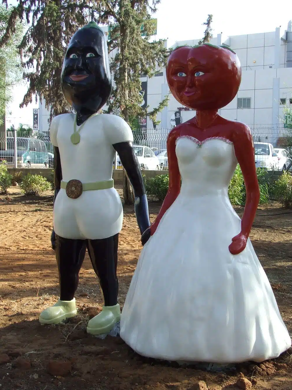 פסל העגבניה ופסל החציל- גן 'חתונה בגינה', חולון