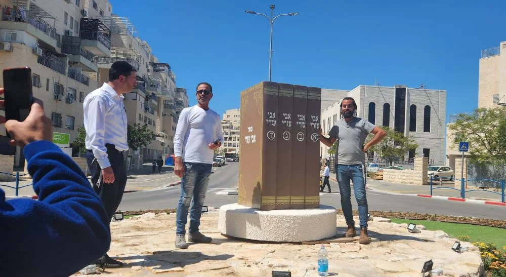 פסל 'אבי עזרי' - בית שמש.