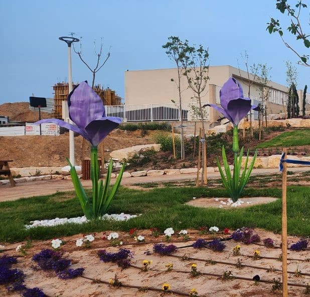 פסלי אירוסים ענקיים - ישוב אירוס