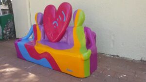 הנצחה - הפסל של נויה. ספסל חברים, בטון צבוע