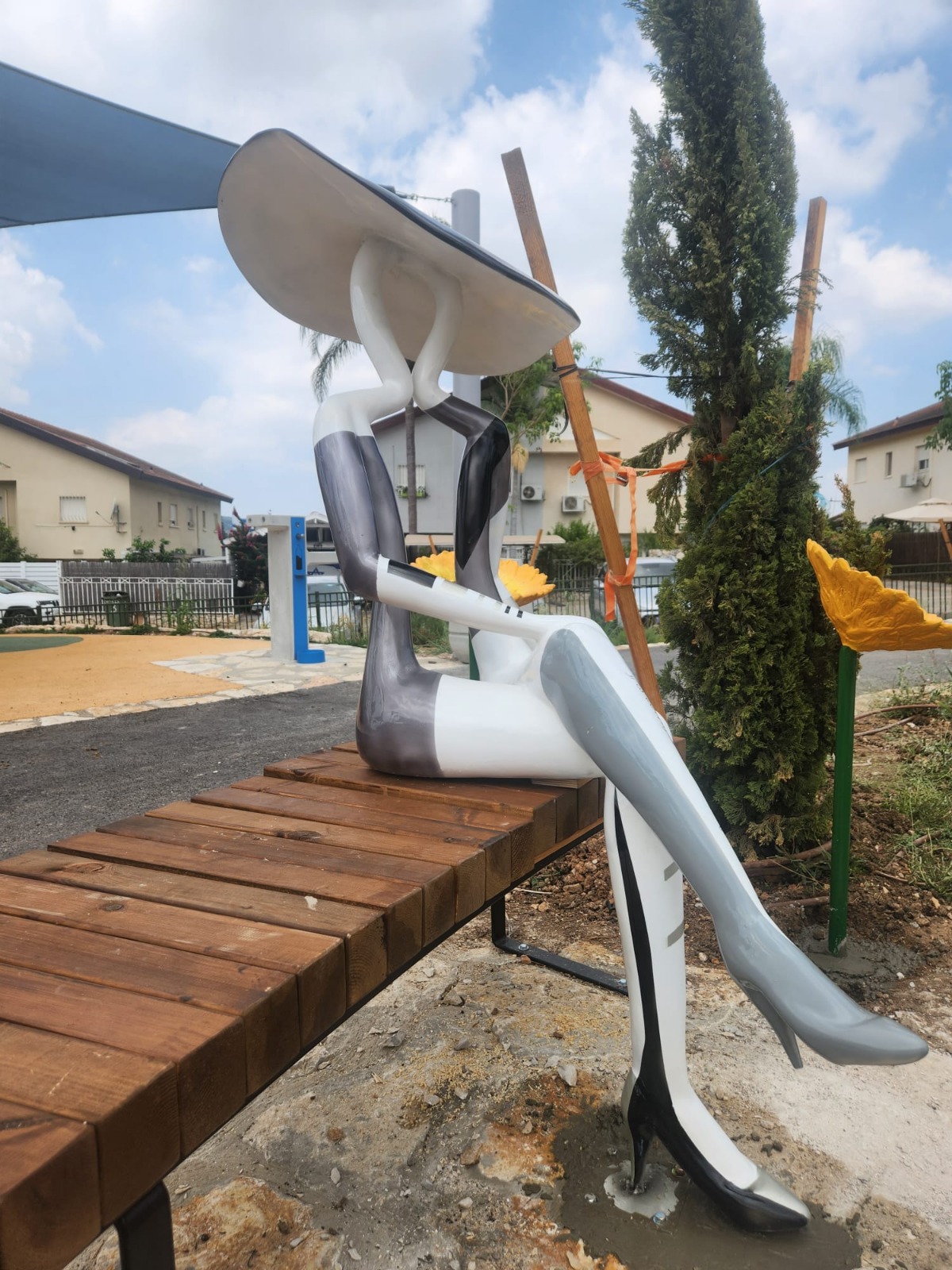 אשה ופרחי חמנייה, פסל מסדרת 'מר-קו' לזכרה של שי רגב - רמת ישי