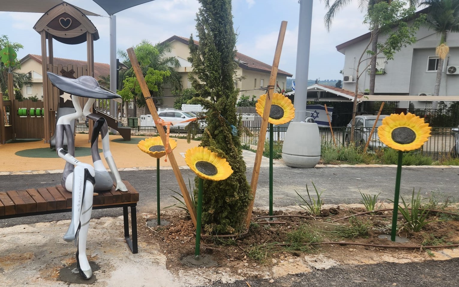 אשה ופרחי חמנייה, פסל מסדרת 'מר-קו' לזכרה של שי רגב - נווה ירק