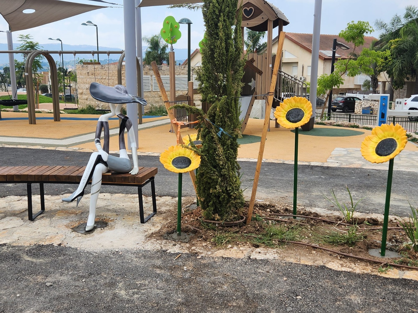 אשה ופרחי חמנייה, פסל מסדרת 'מר-קו' לזכרה של שי רגב - רמת ישי