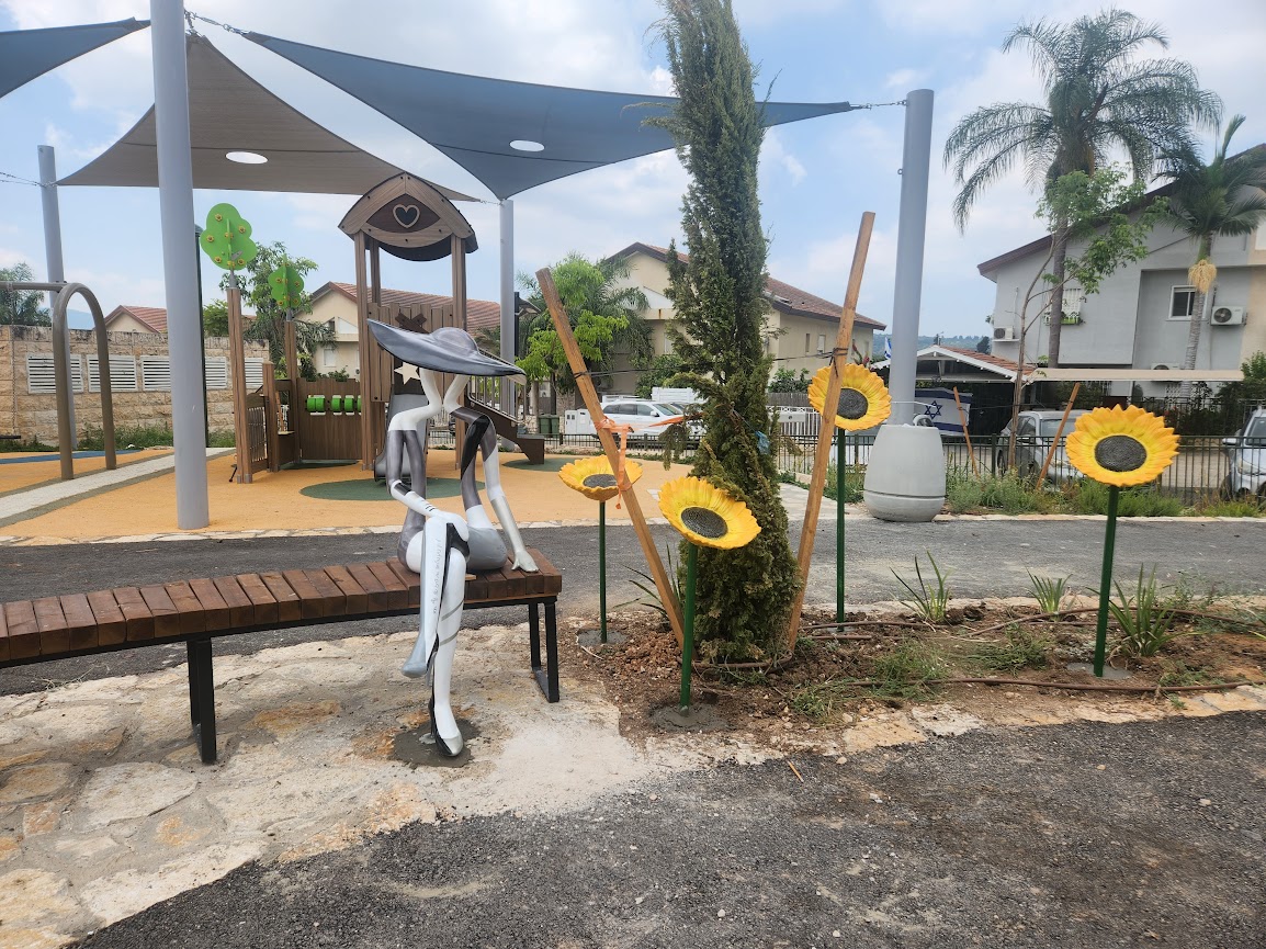 אשה ופרחי חמנייה, פסל מסדרת 'מר-קו' לזכרה של שי רגב - רמת ישי