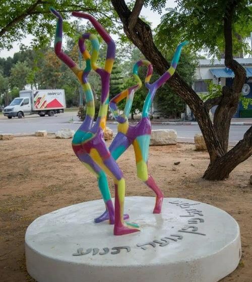 רקדניות, סדרת 'מר-קו', אנדרטה לזכרה של נעה - נווה ירק