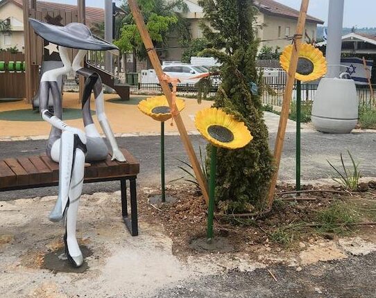 אשה ופרחי חמנייה, פסל מסדרת 'מר-קו' לזכרה של שי רגב - נווה ירק