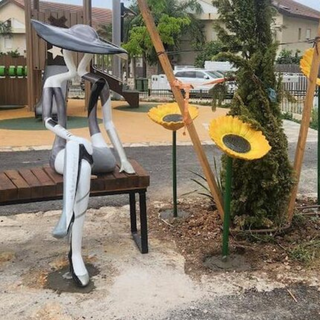 גברת קו מסדרת 'מר-קו' ופרחי חמניה, אנדרטה לזכר שי רגב, רמת ישי